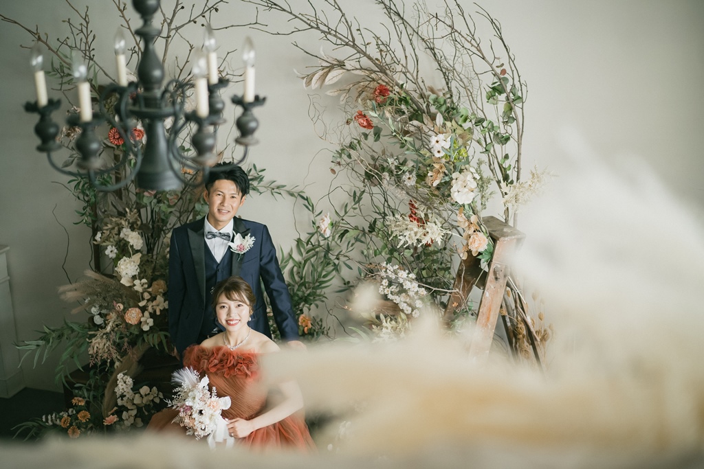 シャンデリアとドライフラワーのあるアトリエスタジオで撮影