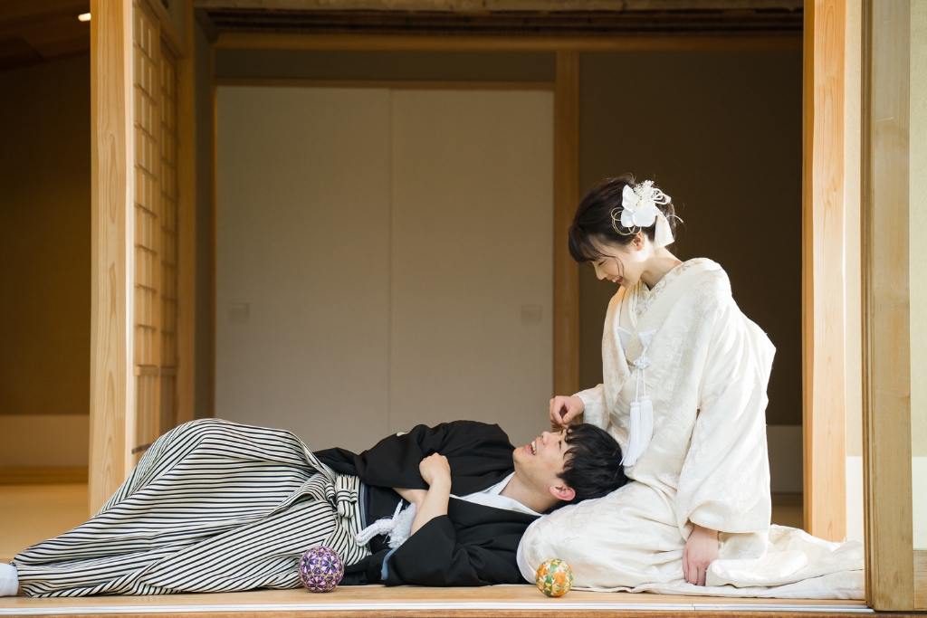 ご新婦様の膝枕に癒されて