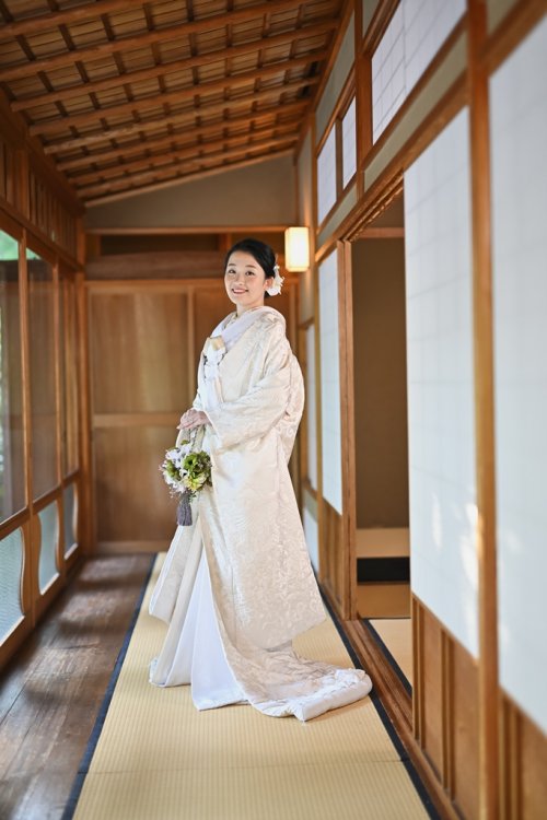 生成りの白無垢をブーケでコーディネート