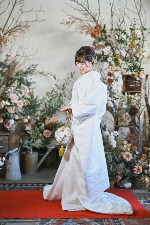 白無垢姿でドライフラワー前で佇む新婦
