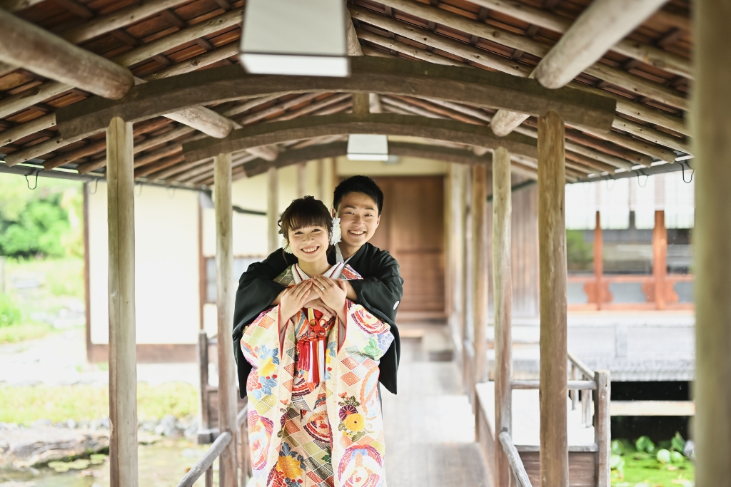 可愛い柄の色打掛を羽織って