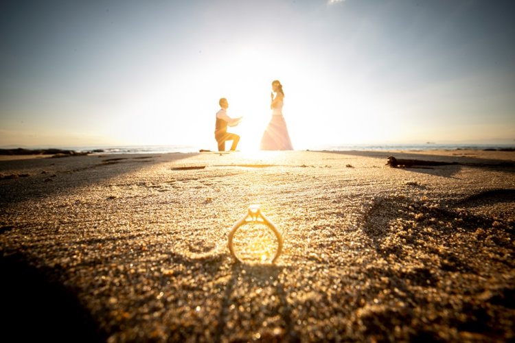 砂浜に指輪をさしプロポーズシーンの撮影