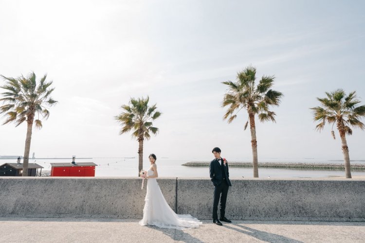 ヤシの木の見える海辺でポージング