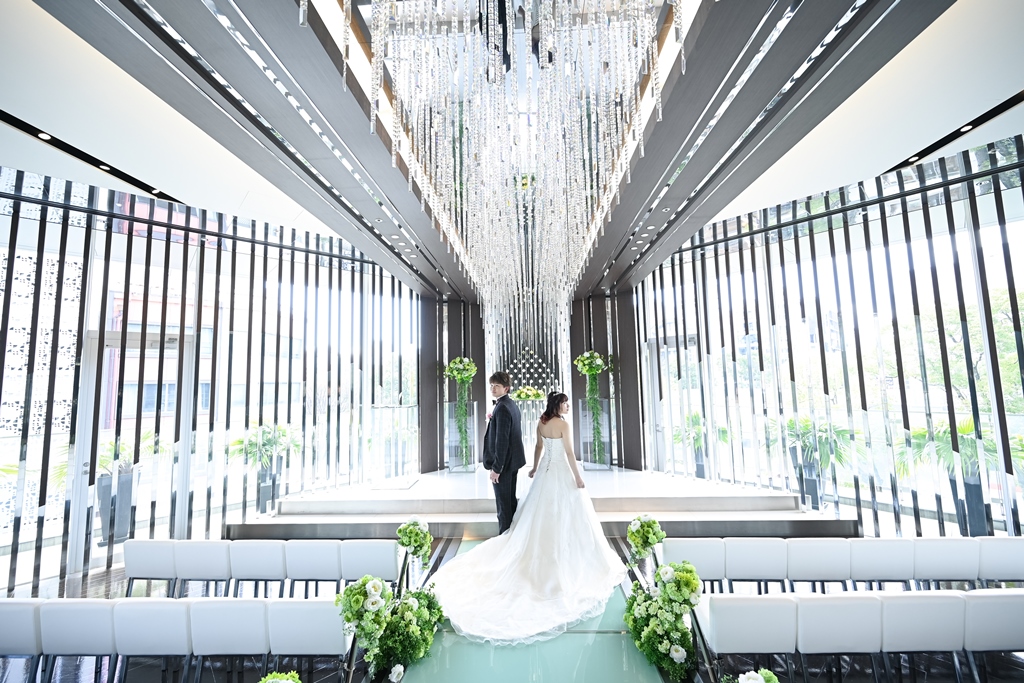 ガラス張りのチャペルでポージング