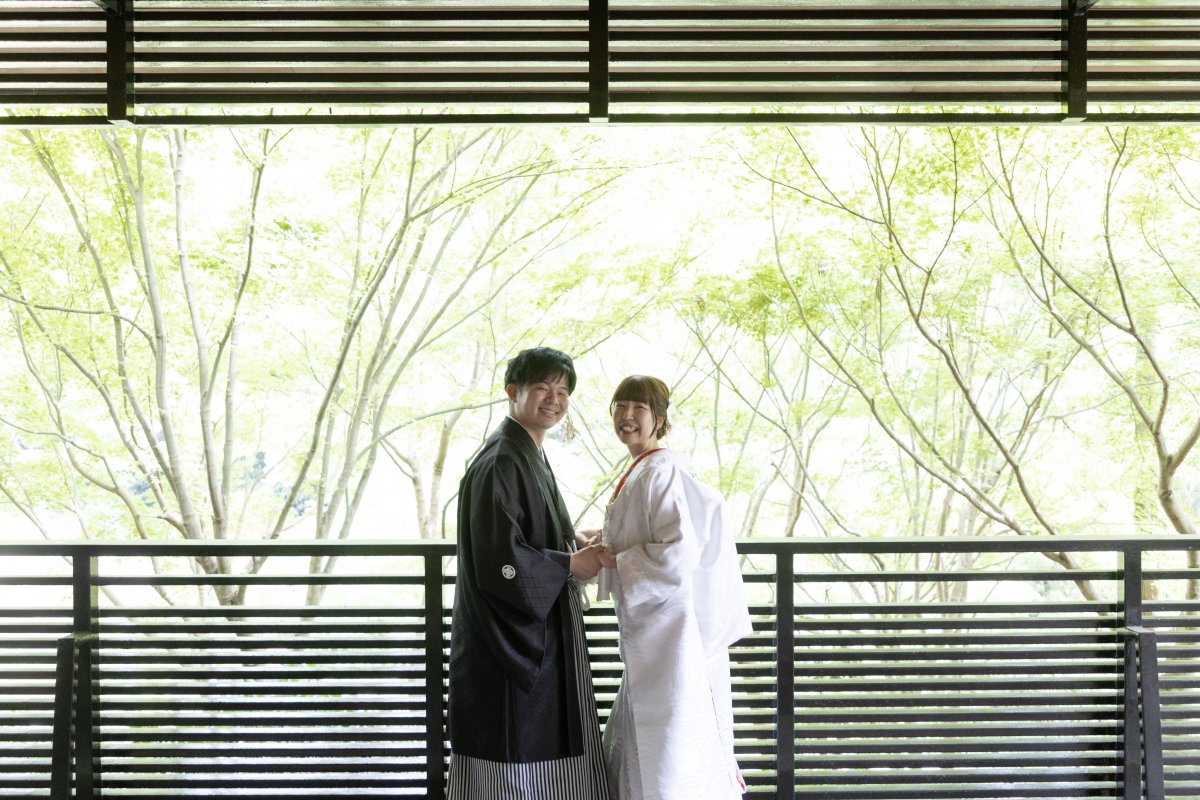 自然豊かな東山植物園のお茶室で笑顔のウェディングフォト☆
