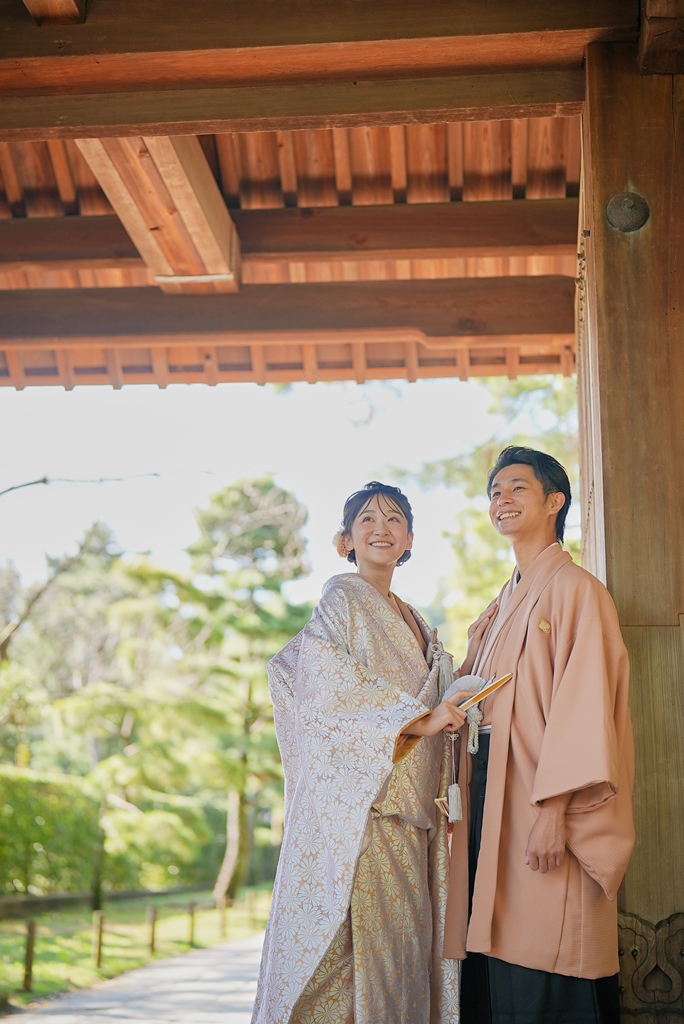 新作の可愛い色打掛と新郎とお揃いの色掛下で笑顔ショット