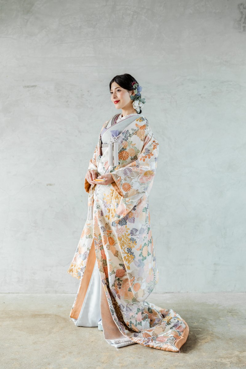 秋の草花が特徴の新作色打掛を見にまとう美しい新婦