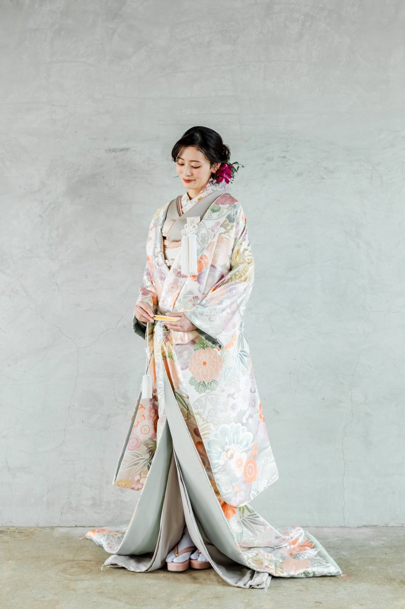 淡い色味の上品で優雅な新作色打掛