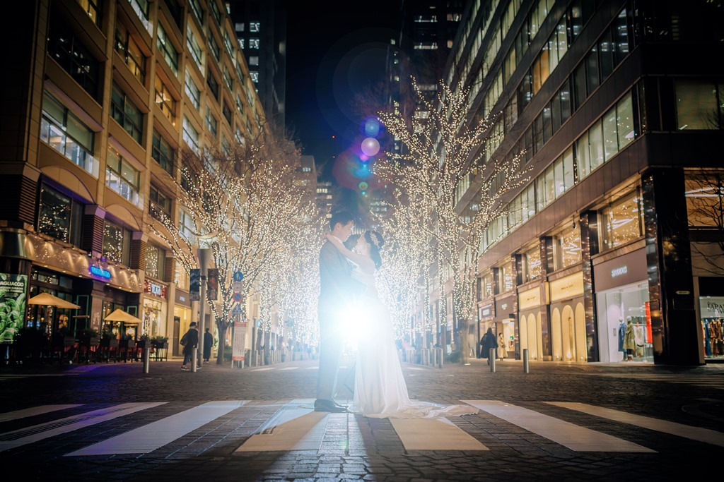 イルミネーションの真ん中で抱き合う新郎新婦