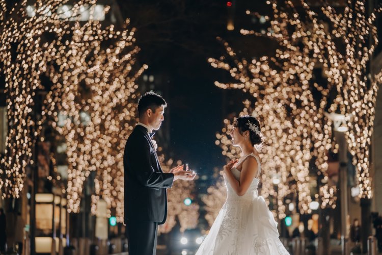 イルミネーションで輝く木々の下でプロポーズ