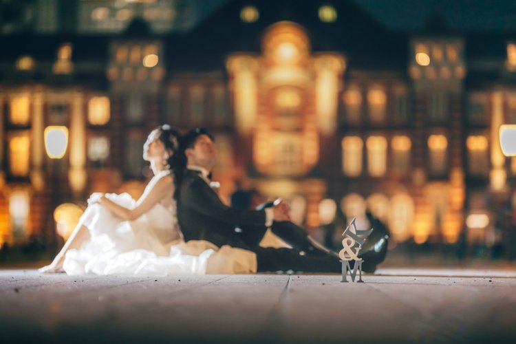 幻想的なイルミネーションの東京駅でポージング