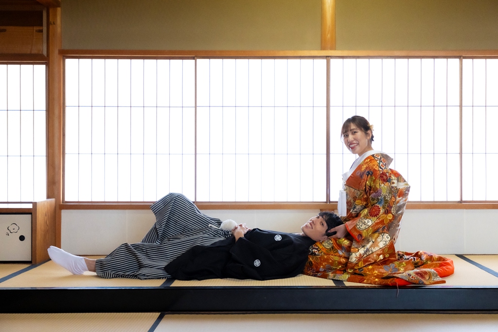 仲良く膝枕ショットも♡庭園も和室も堪能出来る白鳥庭園で和装撮影