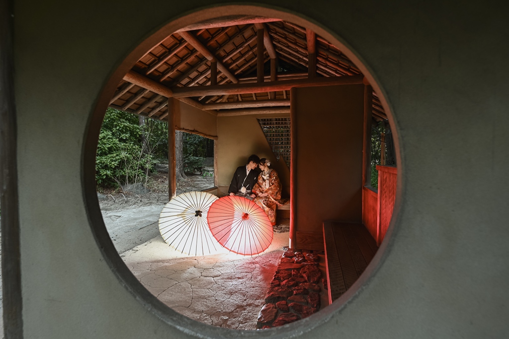 絶景ロケーションでの撮影を満喫出来る白鳥庭園で仲睦まじいウェディングフォト♡