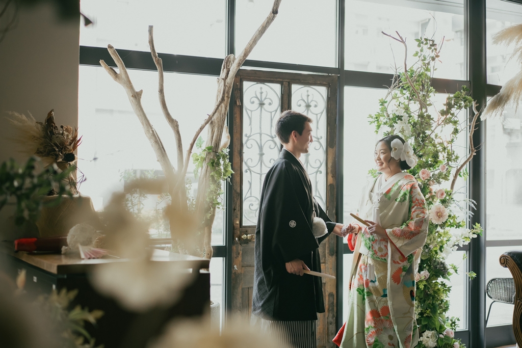 向かい合って笑顔があふれるおふたり