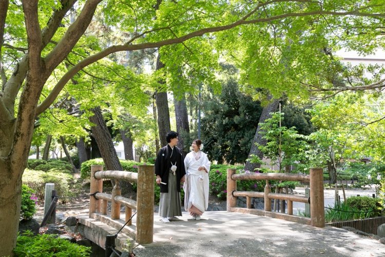 緑の下、橋を渡る新郎新婦様