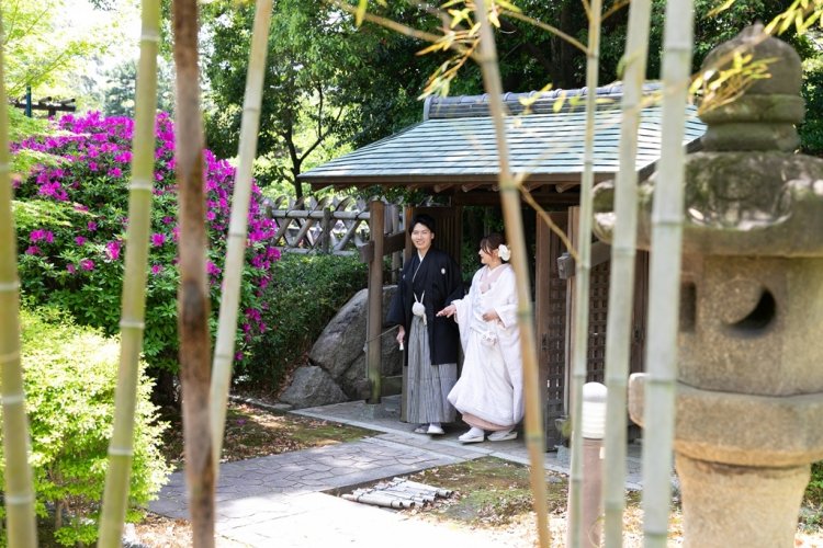 手を取り合うお2人