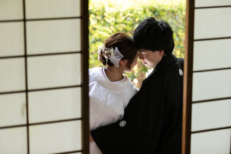 おでこを合わせる