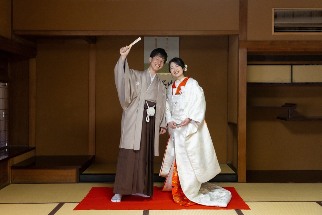 白無垢×真紅色掛下＆ブラウン紋服のコーディネートで和装もお洒落に撮影♪