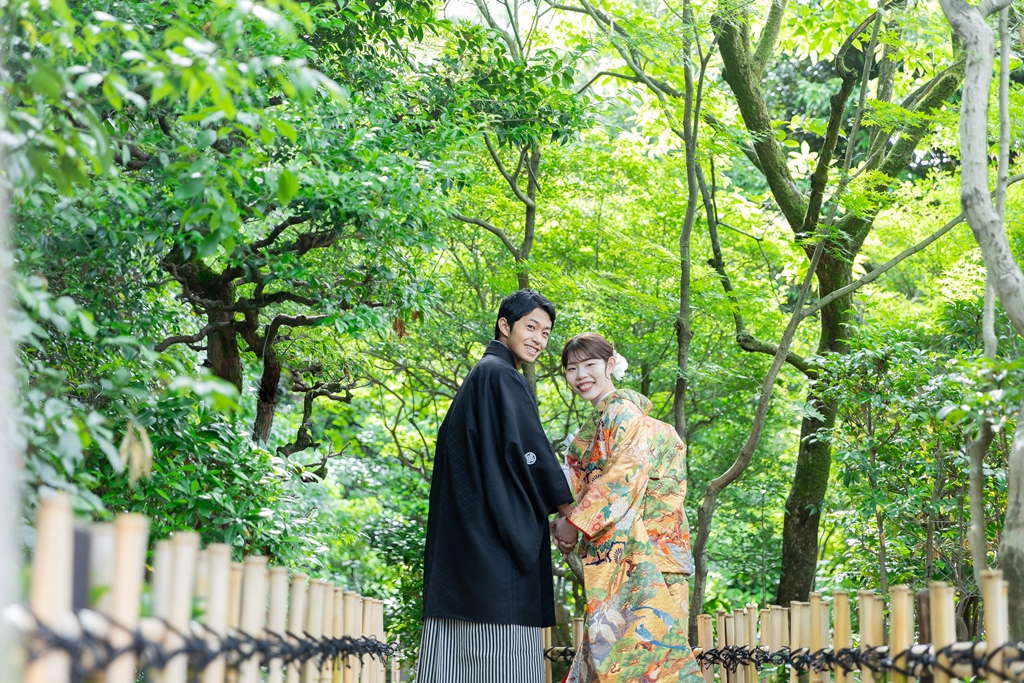 キラキラした緑の中で笑顔も輝くHAPPY WEDDING PHOTO♡