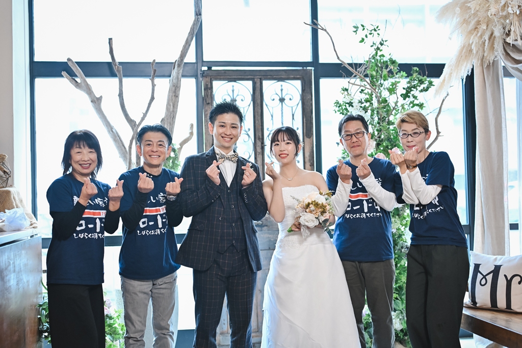 スタジオで撮影する三世代家族の記念写真