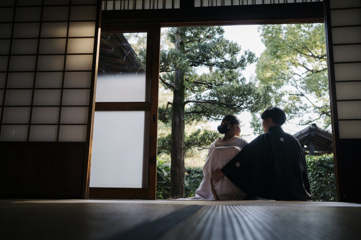 紅葉に囲まれた和装ウェディングフォト