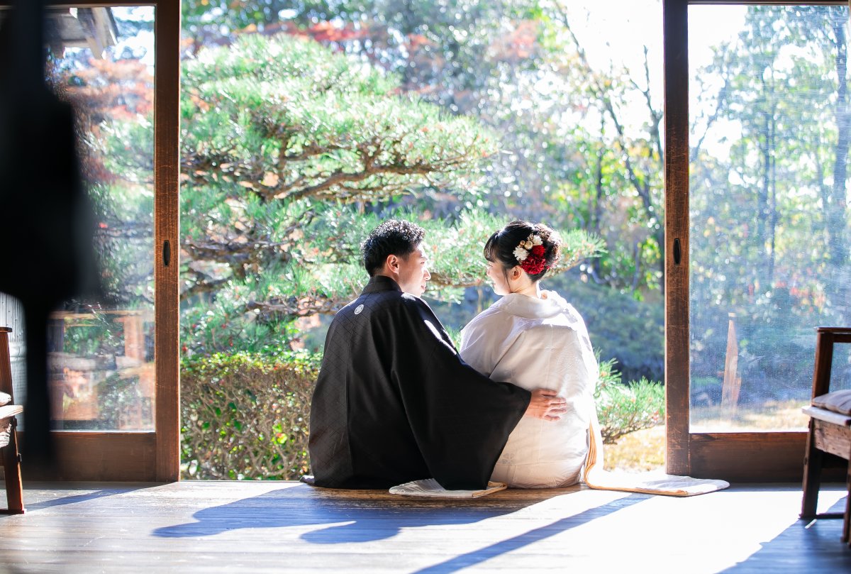 色鮮やかな紅葉に囲まれたお二人だけの幸せ空間♡