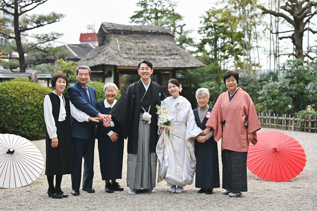 家族と一緒に撮影している様子