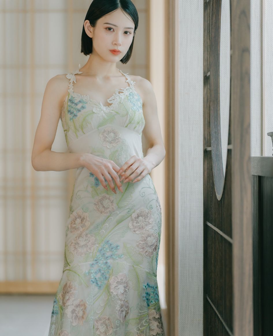 軽やかな素材の夏らしいドレス姿