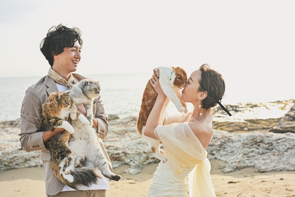 名古屋のロケーション地でウェディングドレス姿の花嫁と愛犬が芝生に座る前撮り写真