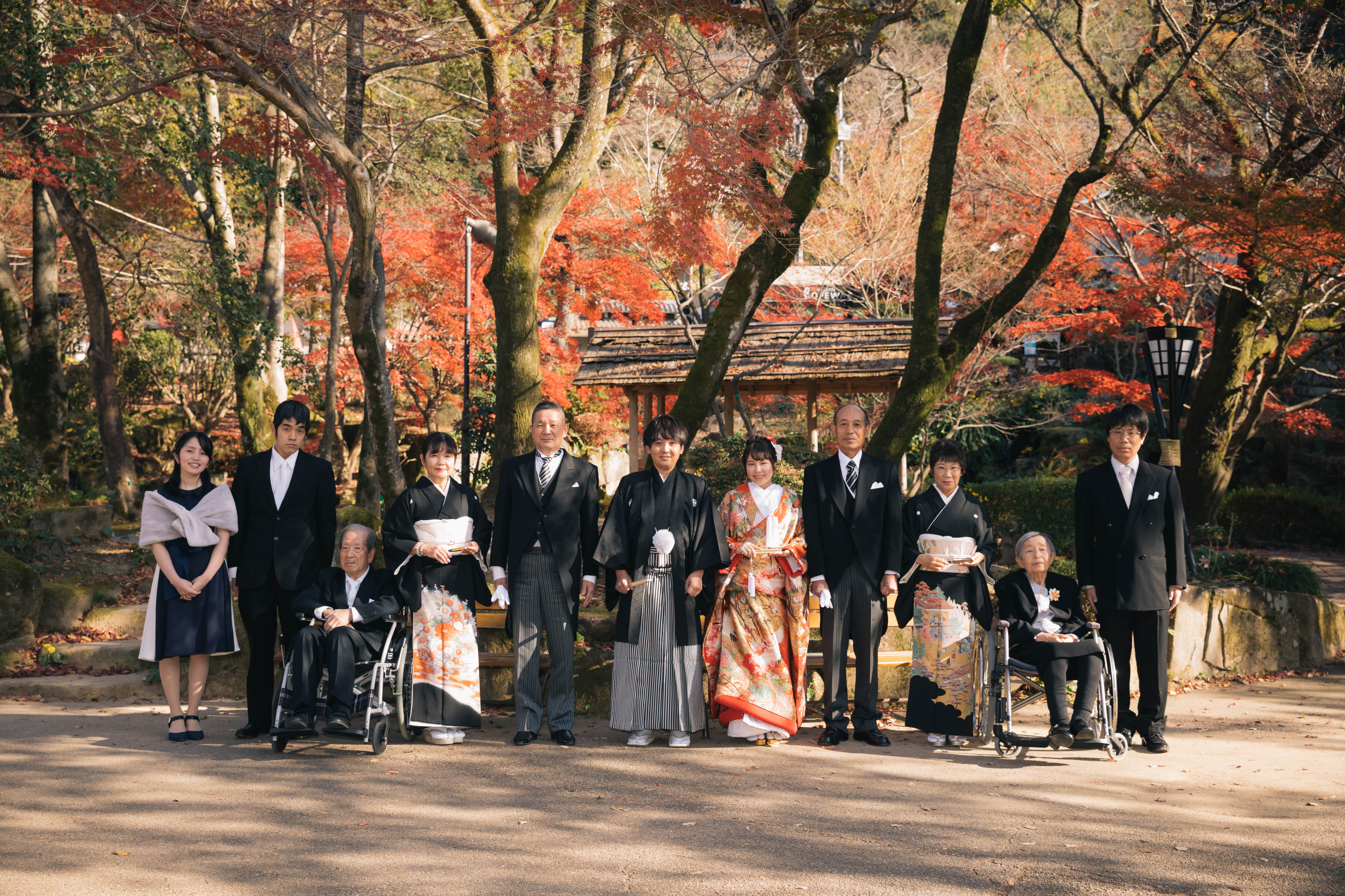 岐阜公園でのフォトウェディング撮影を終えて笑顔のカップル