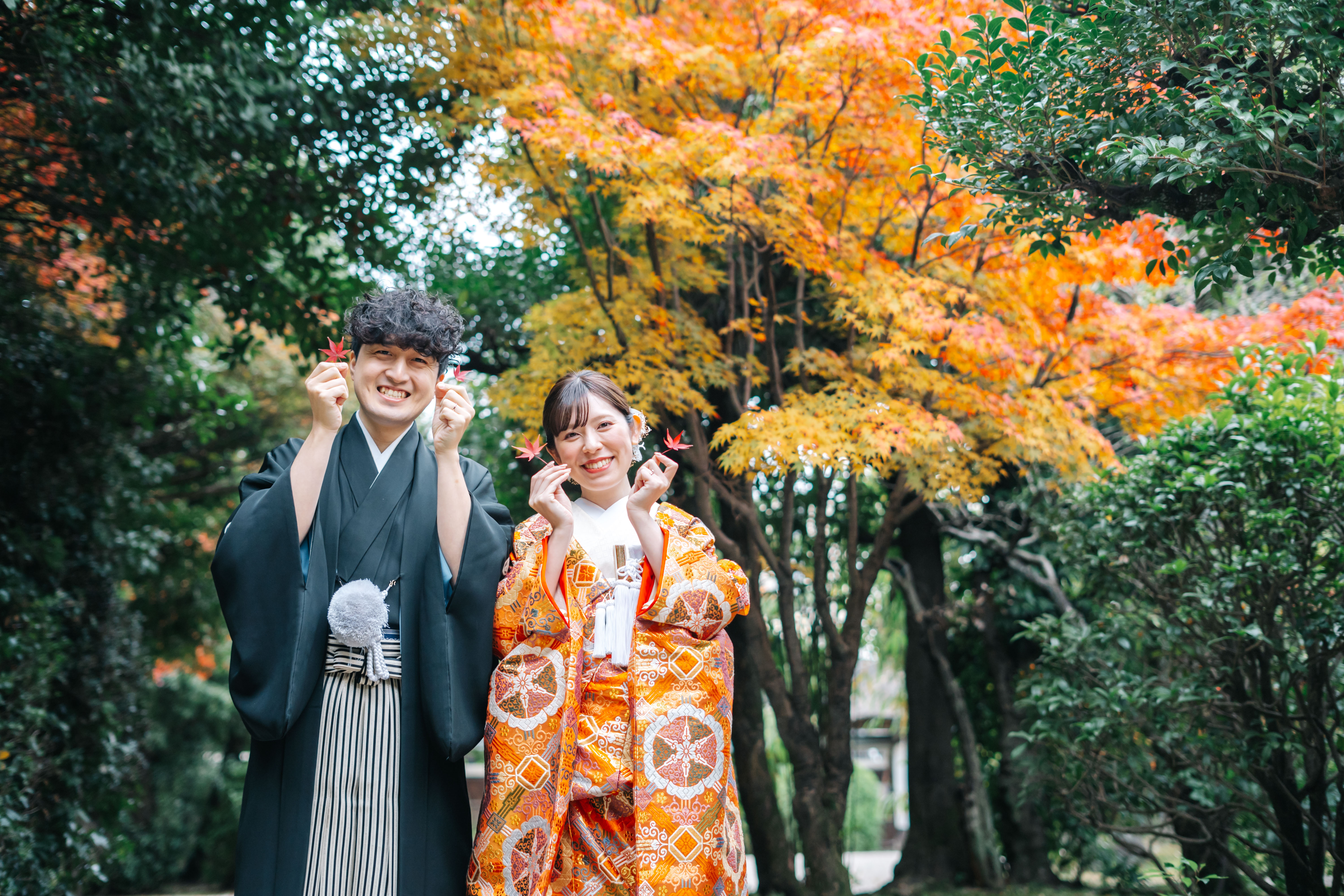 東山荘の縁側と紅葉の庭園