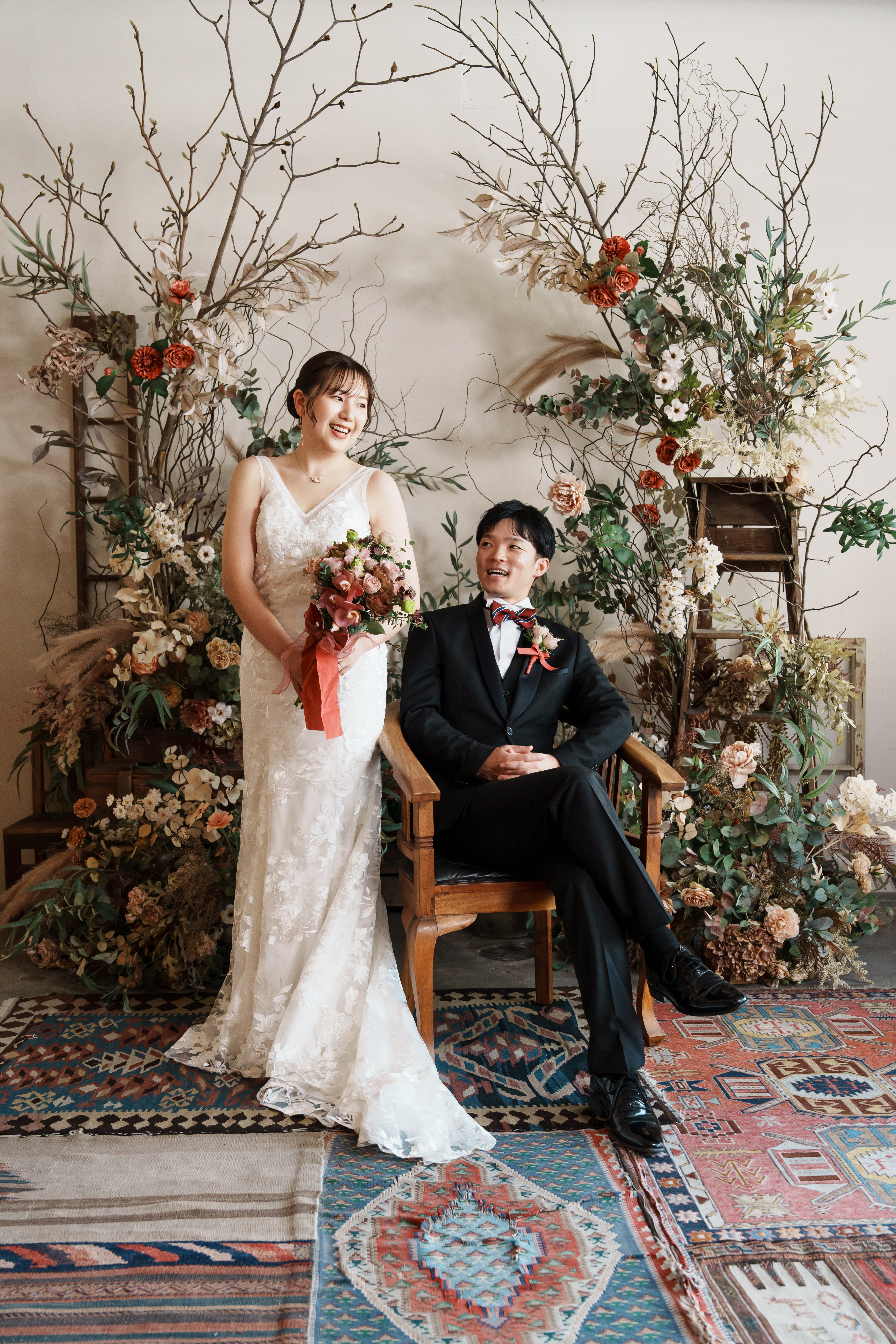 レースドレス姿で自然な笑顔を見せるポーズの新婦