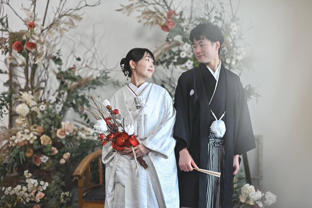スタジオで撮影されたクラシカルな雰囲気の結婚写真
