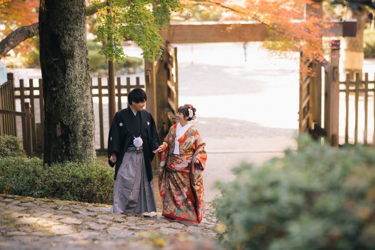 金華山と岐阜城を背景にした岐阜公園の全景