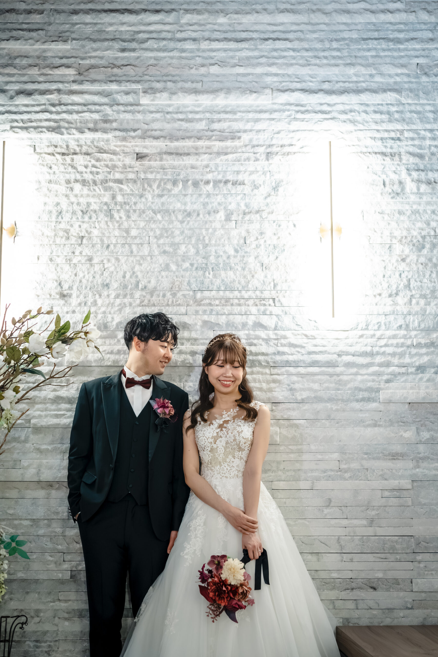 エンパイアドレスで寄り添うポーズの新郎新婦