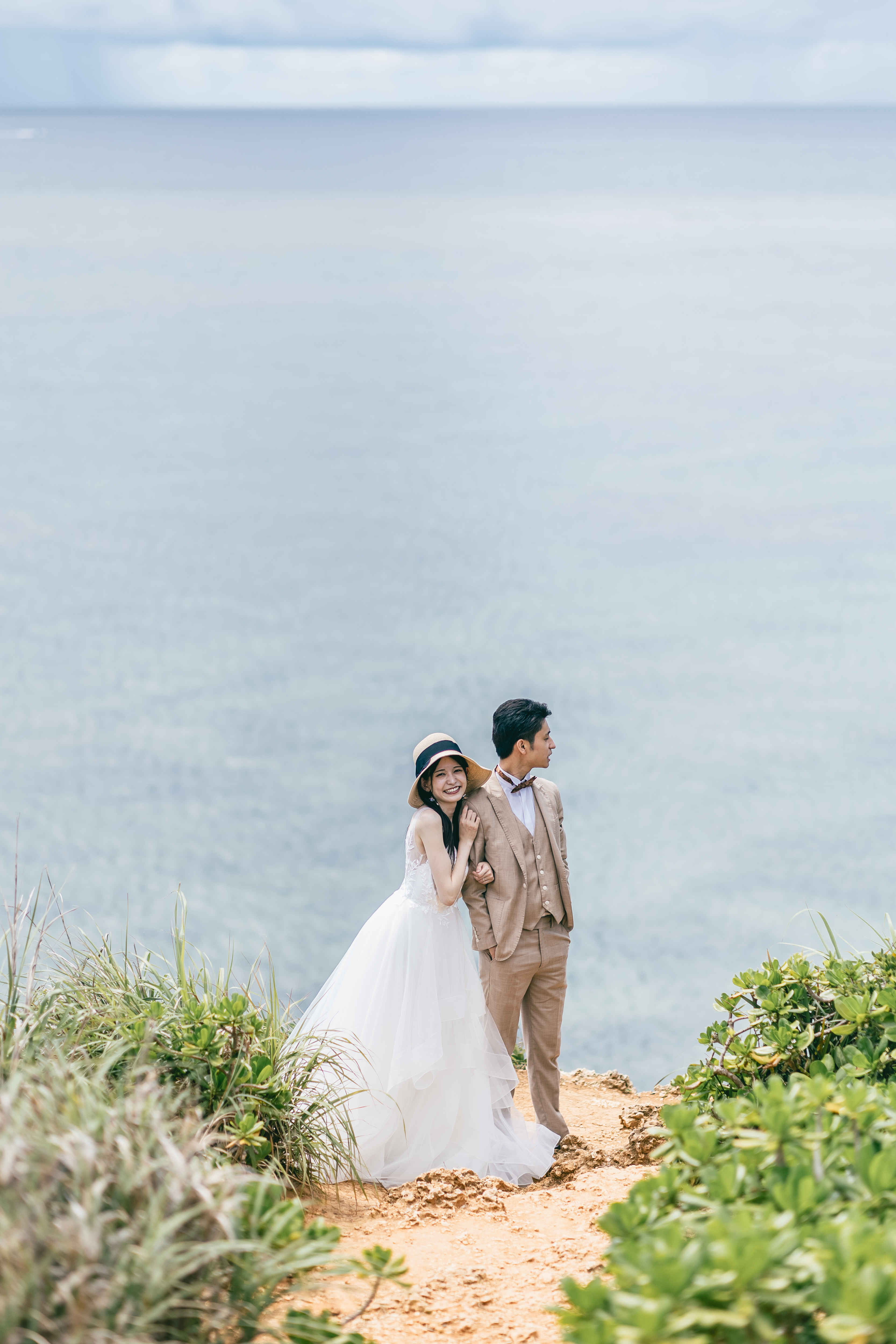 沖縄のビーチで寄り添う新郎新婦
