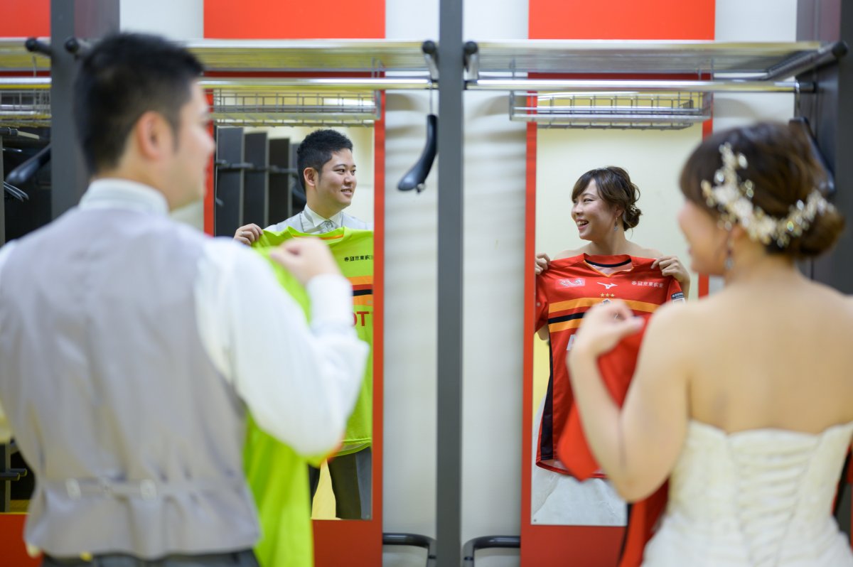 夕暮れのトヨタスタジアムで寄り添う新郎新婦