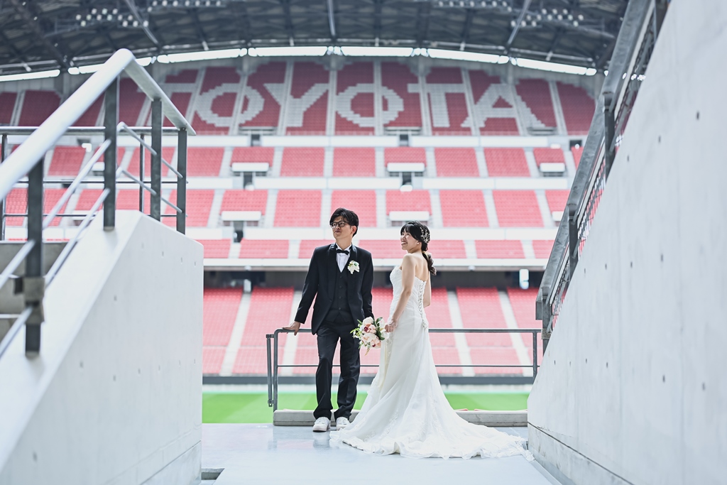 トヨタスタジアム外観と新郎新婦の記念写真