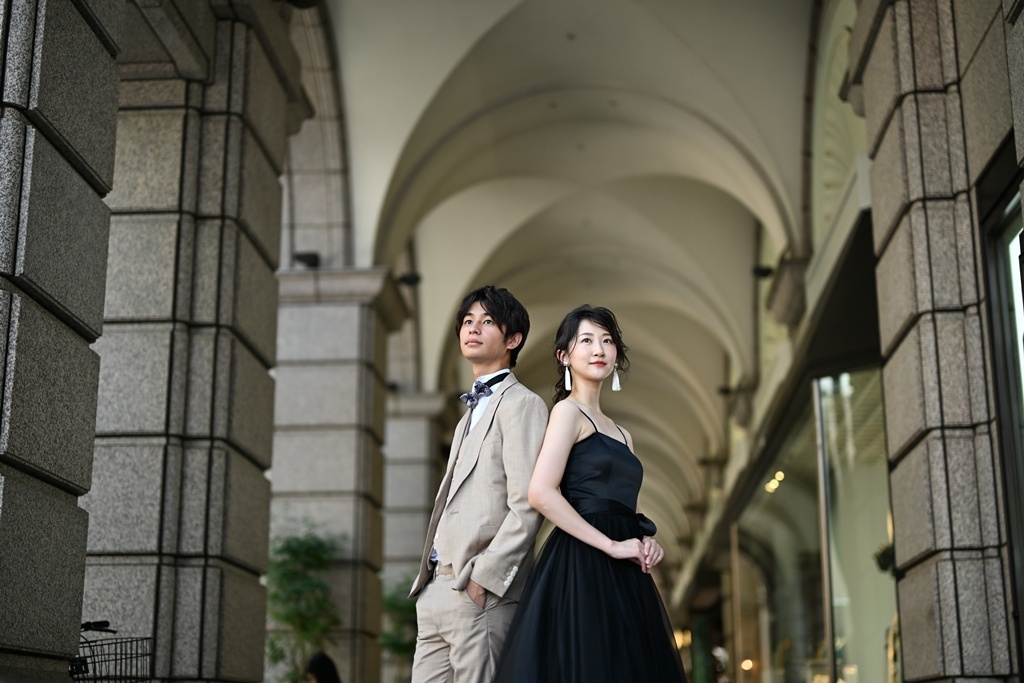 ブラックドレスで寄り添い立つポーズ