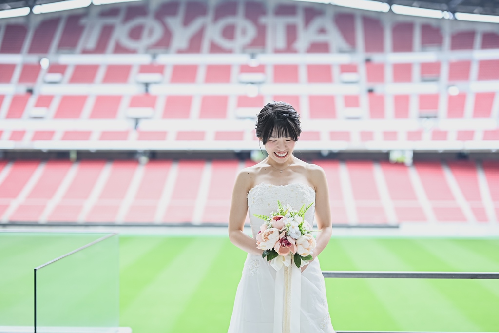 スタンド最前列から見たピッチと新郎新婦