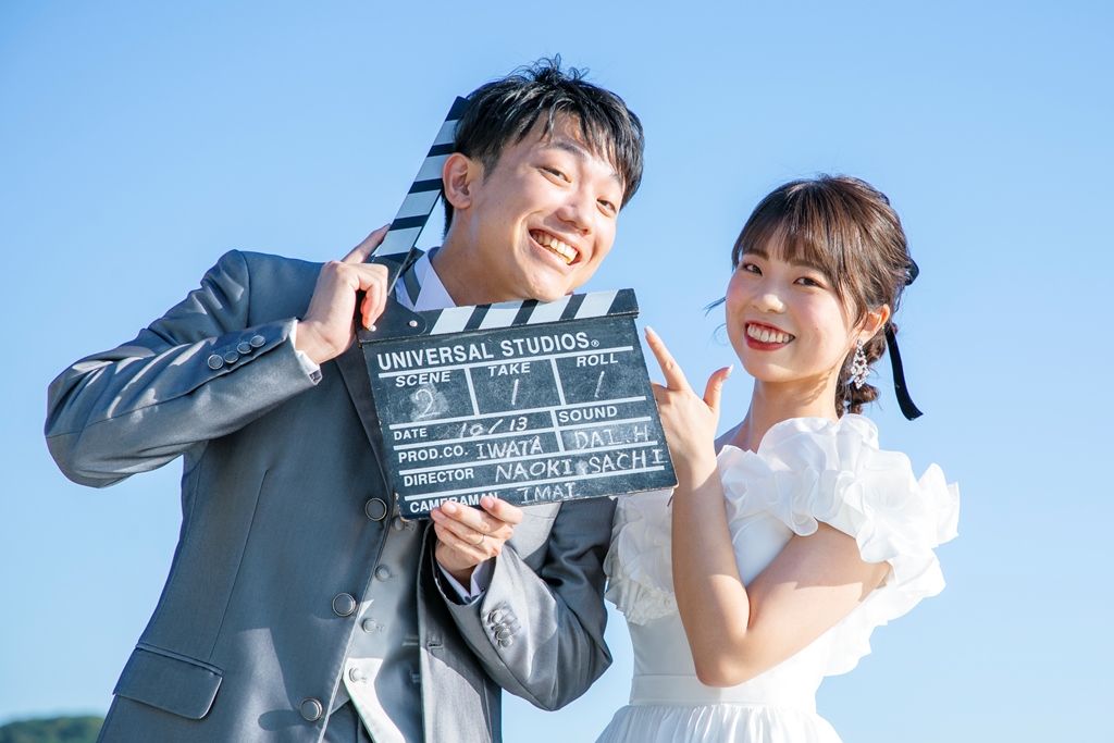 オフショルダードレスで立ちポーズをとる新婦