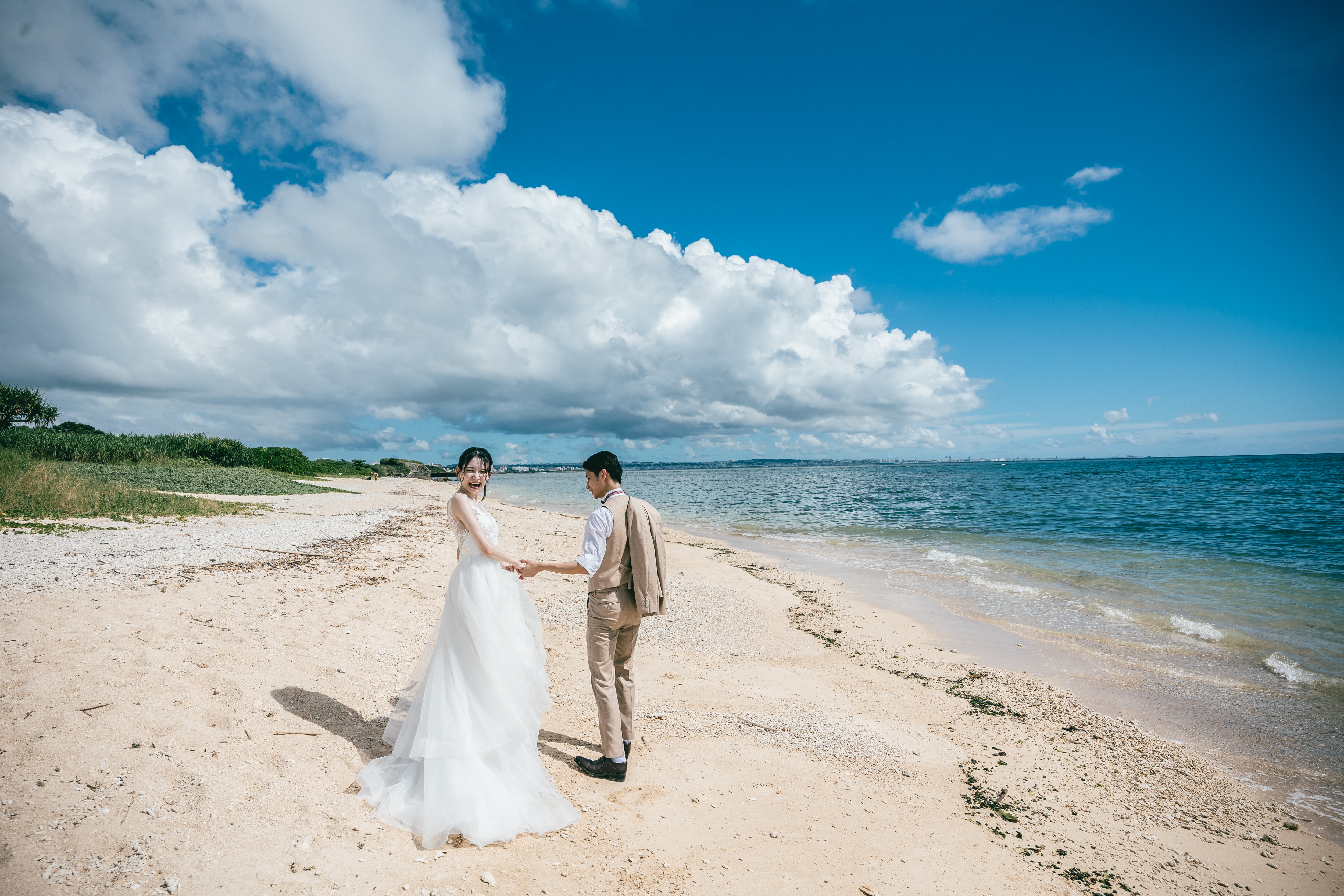 沖縄の夕暮れの中で寄り添う新郎新婦