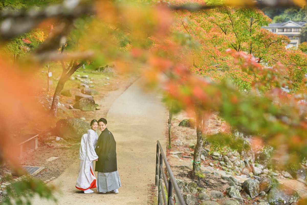 紅葉を見上げながら微笑み合うポーズ