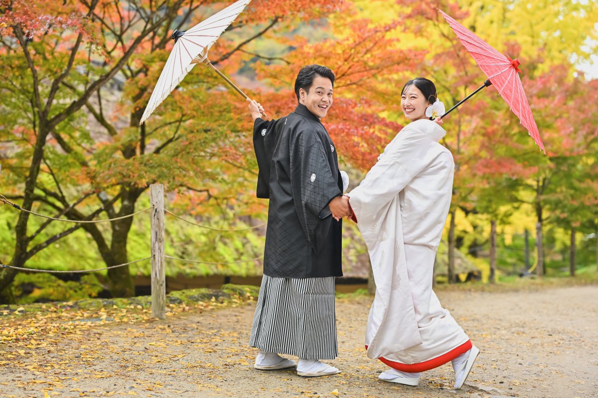 紅葉の木の下でカメラ目線のポーズ