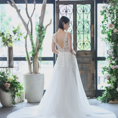 アイアン装飾のドアの前でウェディングドレスの後ろ姿を見せる花嫁、スタジオフォトウェディング