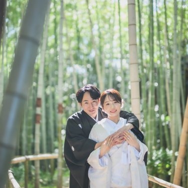 竹林の中で白無垢の花嫁を後ろから抱きしめる紋付袴の新郎。白鳥庭園で撮る和装前撮り