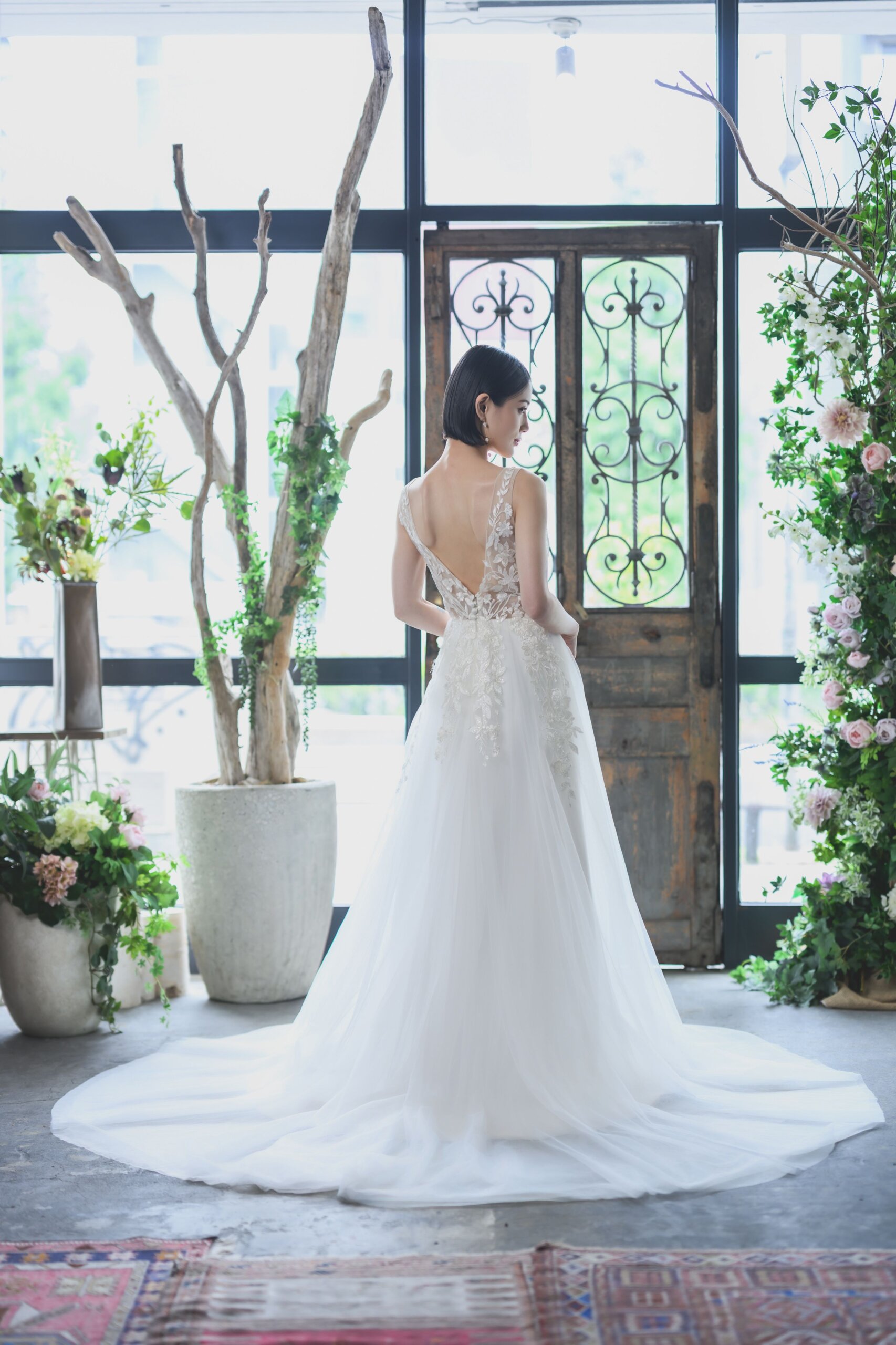 チャペル風のセットでドレスの裾を広げる花嫁