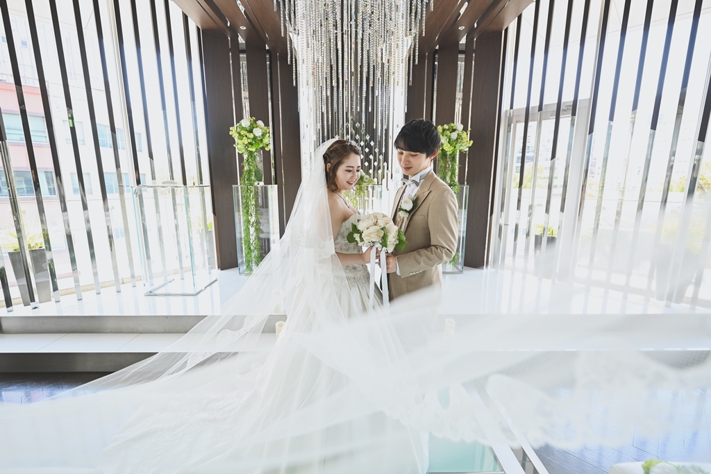 ベールをなびかせて振り返る花嫁